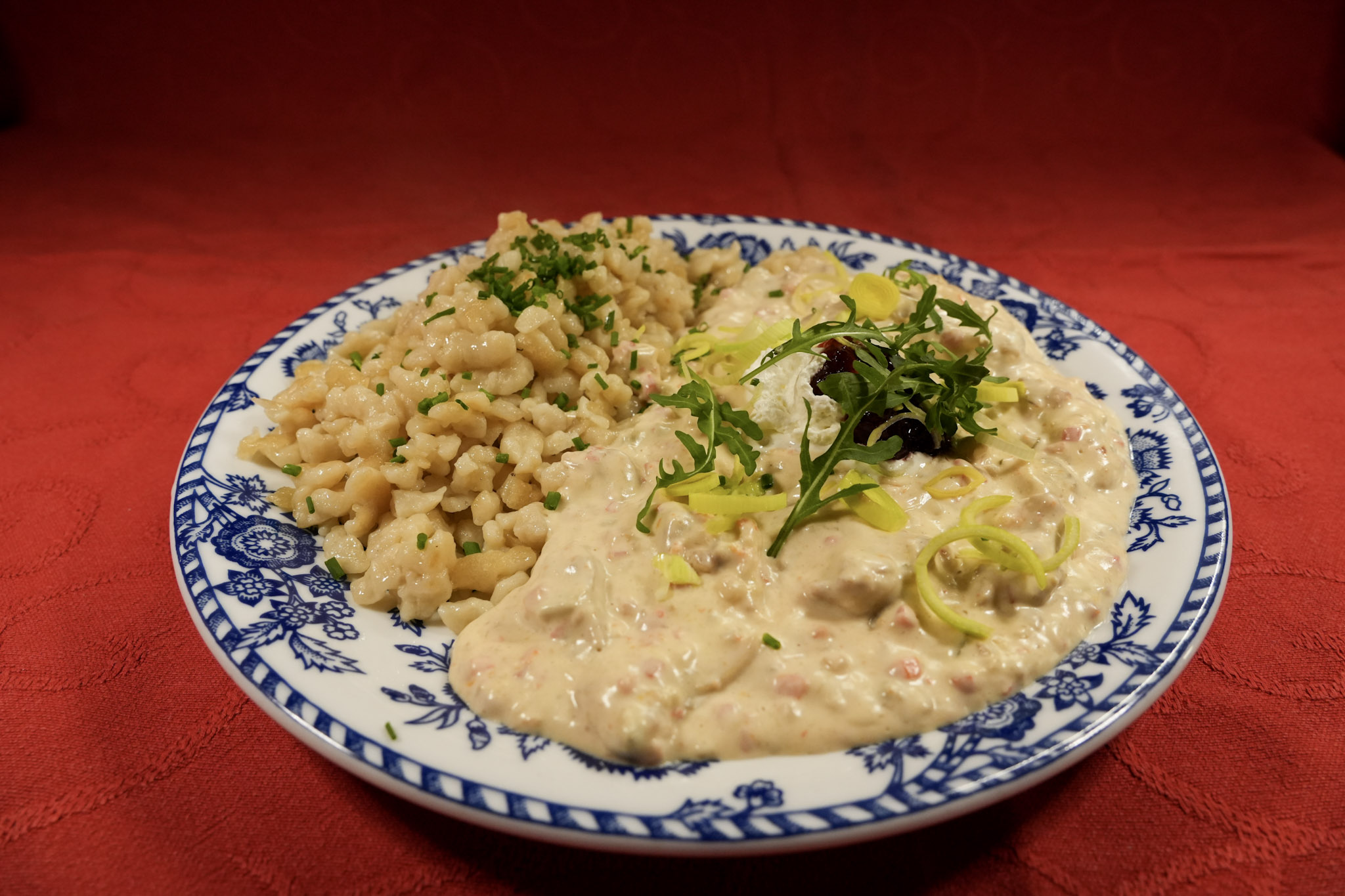 Frikassee vom Maishuhn mit Semmelknödel oder Spätzle
